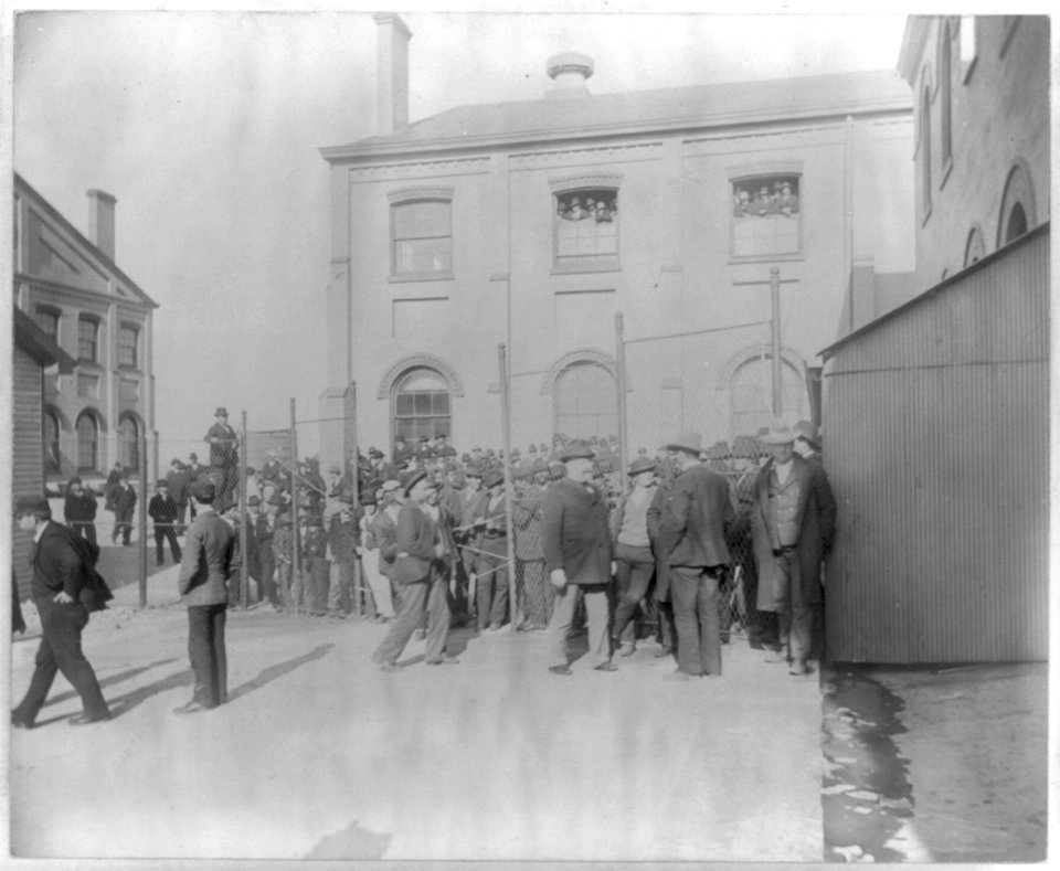 Quarantine station, Hoffman Island, NYC- immigrants behind fence LCCN2016647962