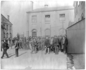 Quarantine station, Hoffman Island, NYC- immigrants behind fence LCCN2016647962