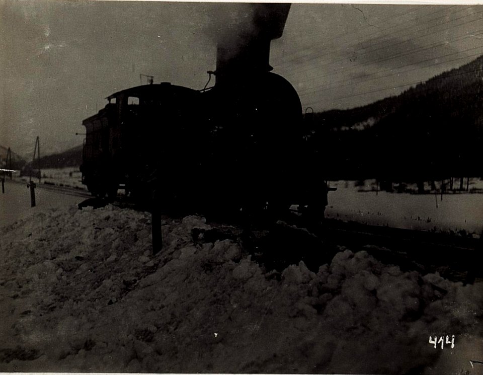 Pustertal, eine Lokomotive passiert die Einfallsstelle eines italienischen schweren Geschosses bei Toblach, 28.2.1916. (BildID 15580337)