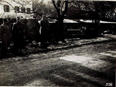 Pustertal, Vintl, Standschützenbaon Enneberg, Exzellenz von Roth erwartet die Defilierung. (BildID 15580386)