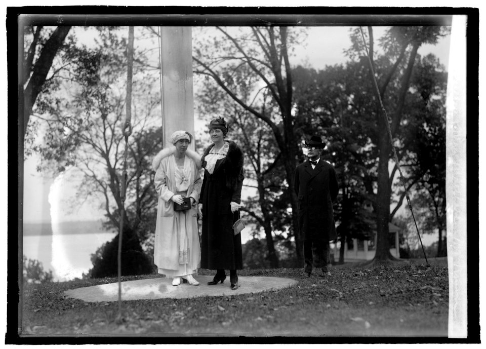 Queen & Mrs. Marshall, Mt. Vernon LCCN2016822017