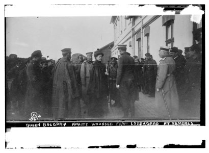 Queen (of) Bulgaria awaits wounded from Lozengrad at Yambols LCCN2014691283