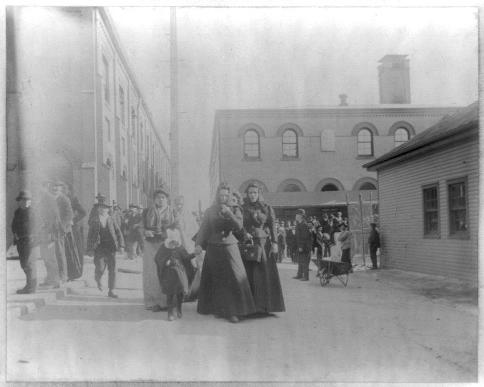 Quarantine station, Hoffman Island, NYC- group of immigrants amid buildings LCCN2016647961