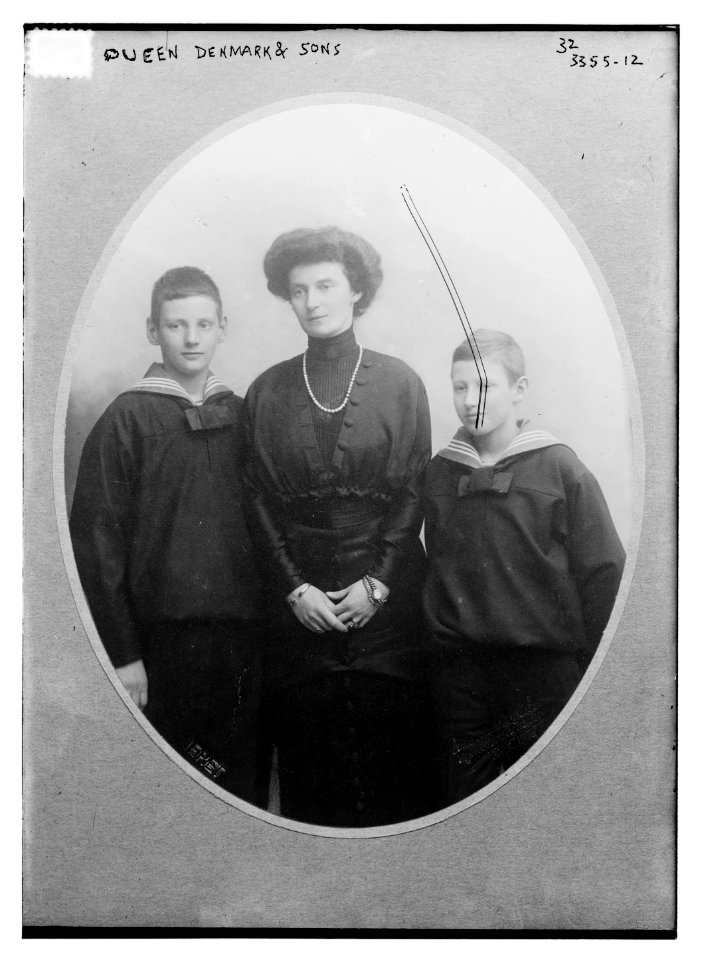 Queen Denmark & sons LCCN2014698222