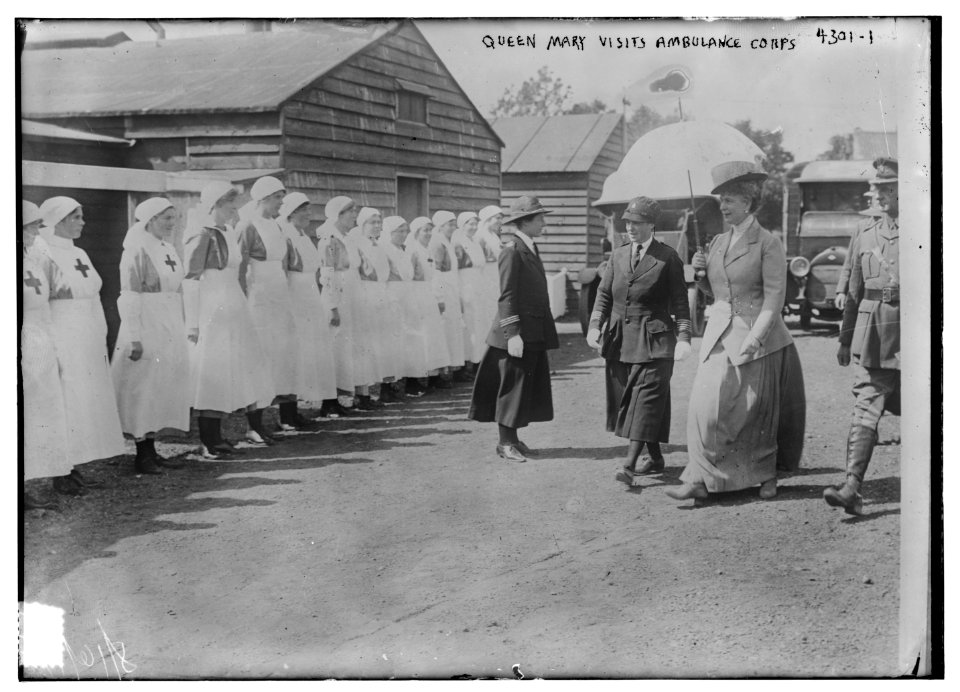 Queen Mary visits ambulance corps LCCN2014705291