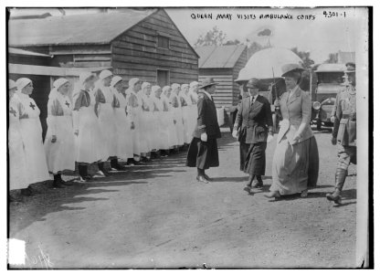 Queen Mary visits ambulance corps LCCN2014705291
