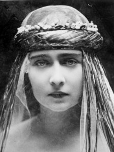 Queen of Czechoslovakia LCCN2014714643 (cropped)