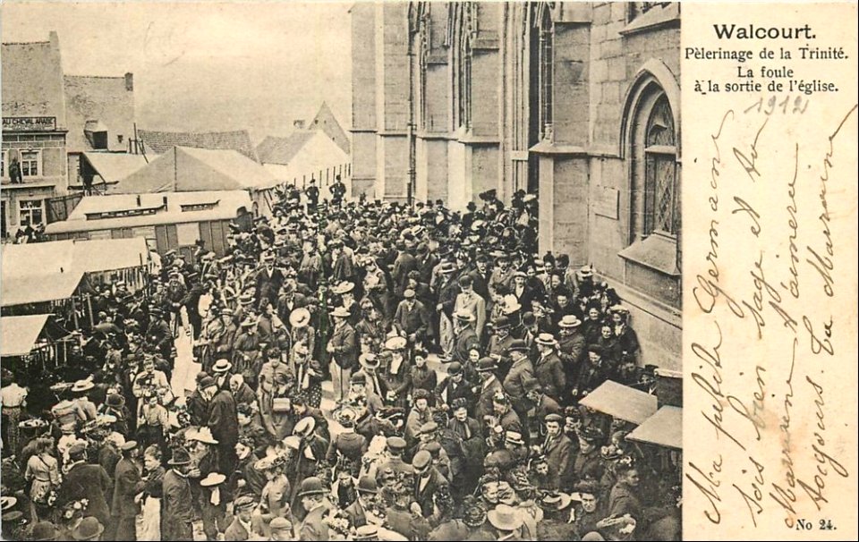 Pèlerinage de la Trinité de 1912 - Sortie de la Basilique de Walcourt - Version originale