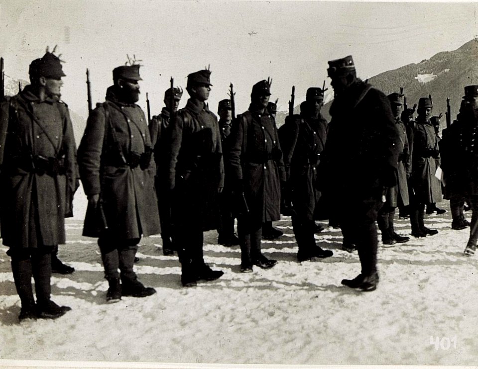Pustertal, Exzellenz von Roth geht die Front des Bregenzer-Baons ab. (BildID 15580442)