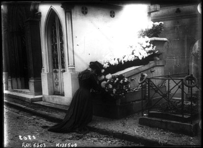 Père-Lachaise - femme se recueillant devant une tombe (Btv1b6912710j f1)