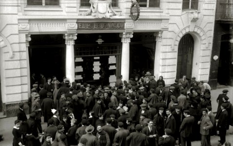 Público agolpado ante la redacción de 'El Pueblo Vasco' (1 de 1) - Fondo Car-Kutxa Fototeka