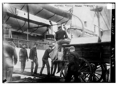 Putting rifles aboard PRAIRIE LCCN2014689387