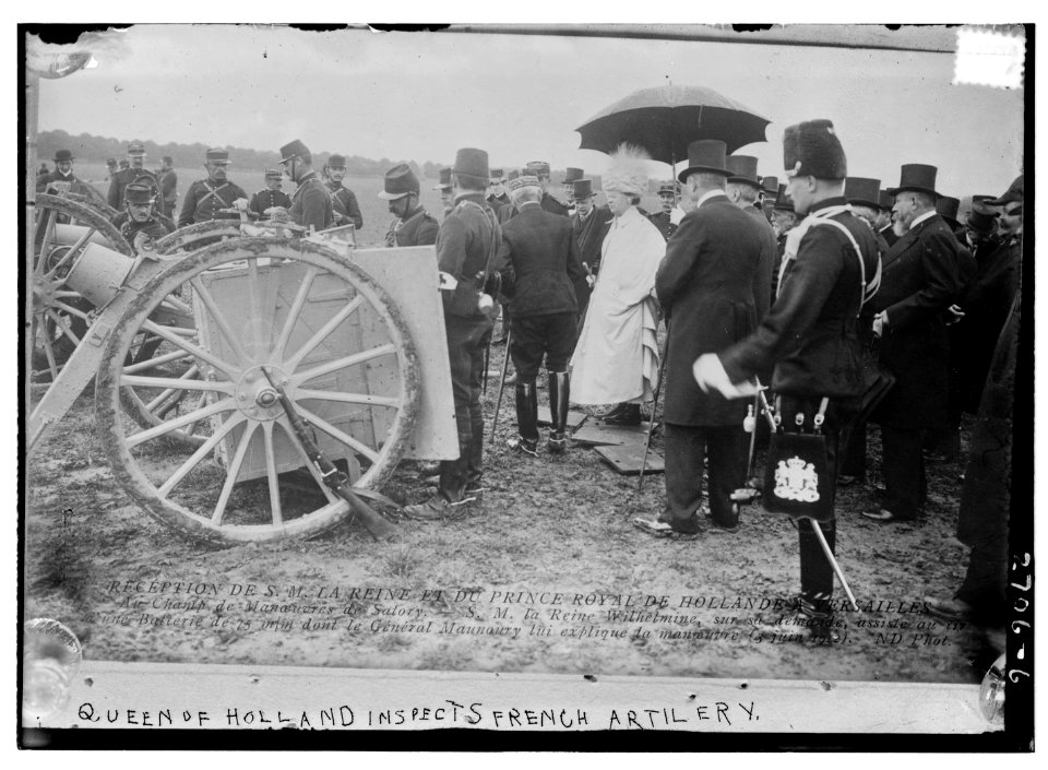Queen of Holland inspects French Artillery LCCN2014693055