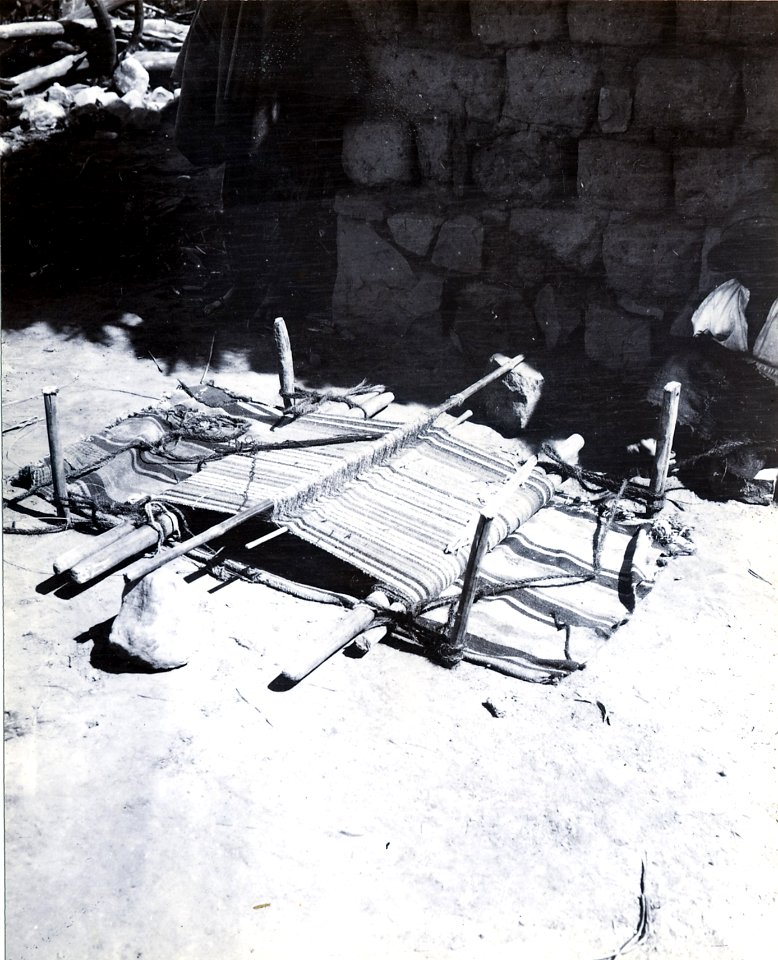 Quichua; vävstol (fotografititel, katalogkort). Sydamerika. Bolivia - SMVK - 0071.0034
