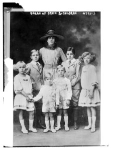 Queen of Spain & children LCCN2014708200