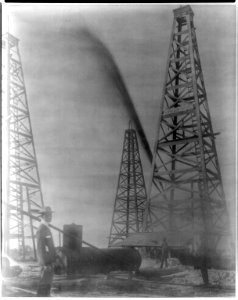 Queen of Waco gusher (Spindletop, Beaumont, Port Arthur, and vicinity, Texas - oil industry). LCCN2010649514