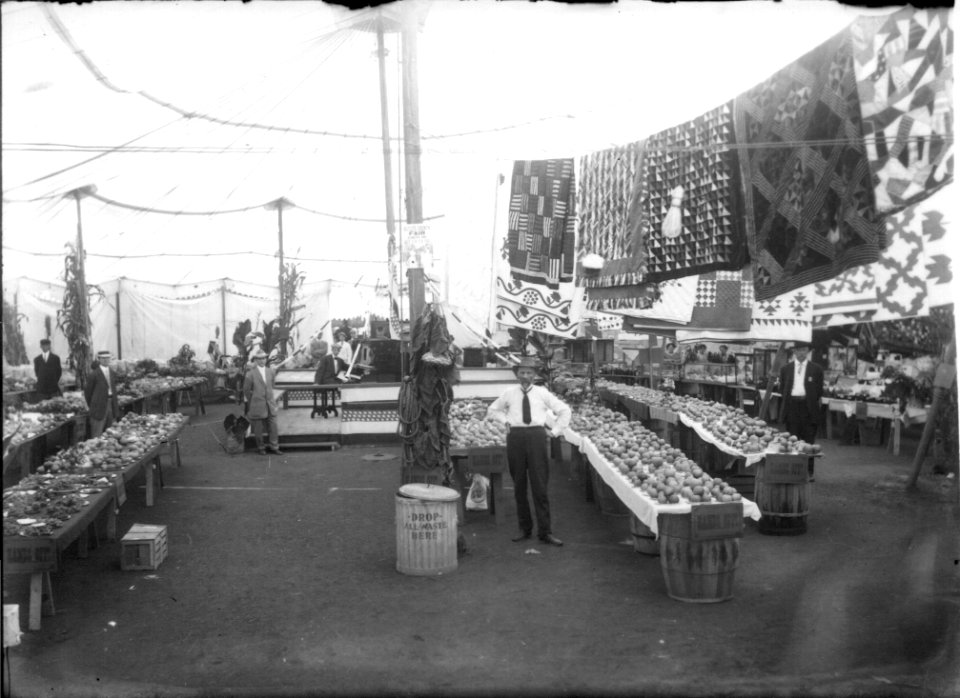 Quilt and produce exhibit at Oxford Street Fair 1912 (3194698983)