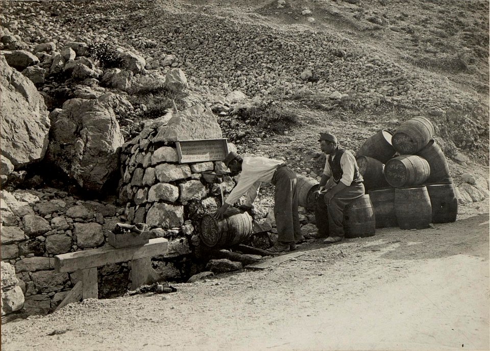 Quelle an der Strasse SOCA - KERSCHOVEC. Aufgenommen am 8. Juli 1916. (BildID 15479452)