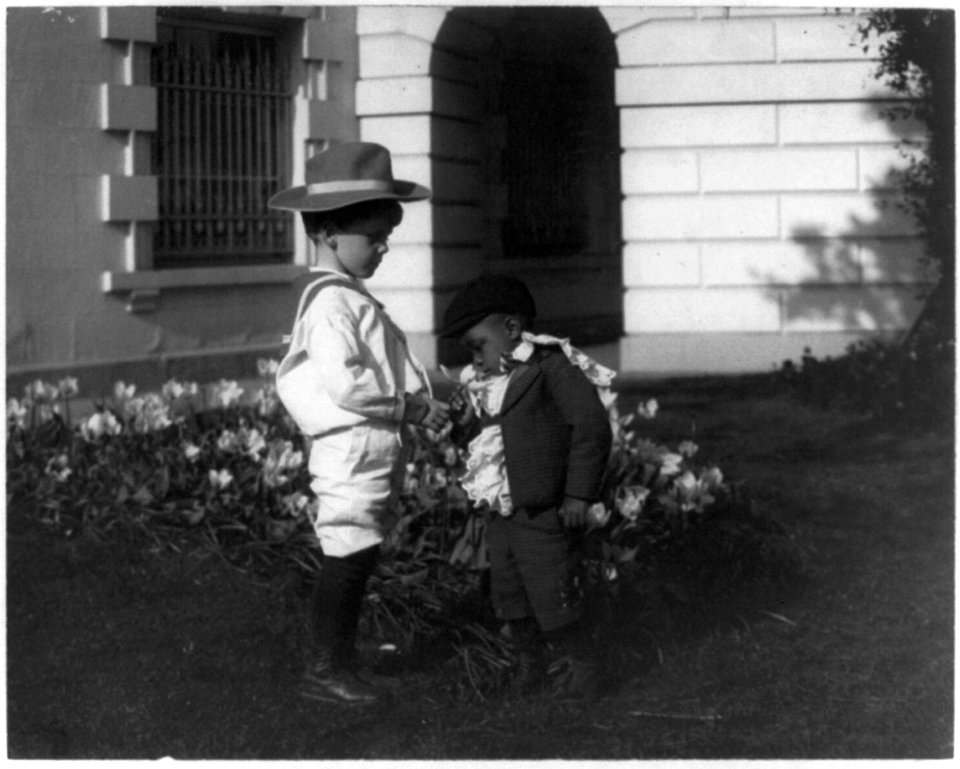 Quentin Roosevelt (left) and his little playmate LCCN2001704098