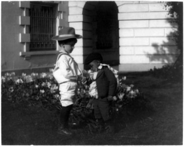 Quentin Roosevelt (left) and his little playmate LCCN2001704098