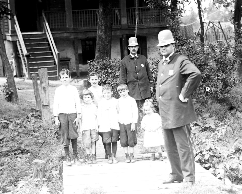 Quarantined children of cholera victim LCCN2014689775 (cropped)