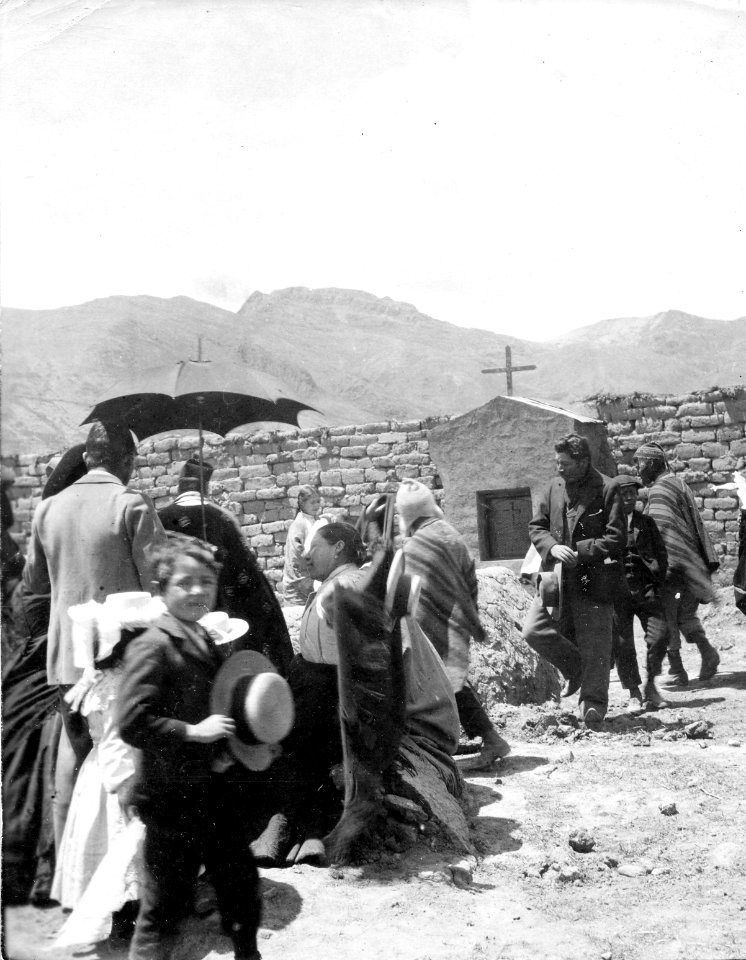 Quichuaindianer på Allhelgonadagen vid kyrkogård. Santa Rosa, Sydamerika. Peru - SMVK - 002496