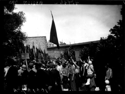 Père Lachaise - manifestation S.F.I.O. au mur des Fédérés (Btv1b9046726x f1)