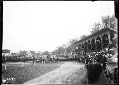 Públic veient una cursa de cavall en un hipòdrom de Ginebra (AFCEC MORELLO A 7696) photo