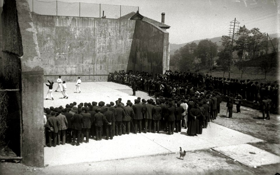 Público presenciando un partido de pelota en Goiko Plaza de Andoain (1 de 1) - Fondo Car-Kutxa Fototeka