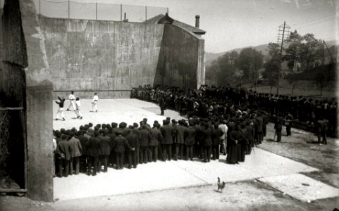 Público presenciando un partido de pelota en Goiko Plaza de Andoain (1 de 1) - Fondo Car-Kutxa Fototeka