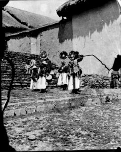 Quichua dansa utanför kyrkan i Pelechuco. Pelechuco. Bolivia - SMVK - 002445