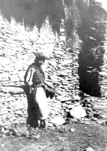 Quichua-indian med hatten prydd med blommot. Quichuadalen, Sydamerika. Peru - SMVK - 002384