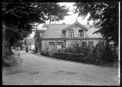 Raadhuisstraat met het Dokter Dekkerhuis, tegenwoordig het Dorpshuis - Regionaal Archief Alkmaar - FO1400012