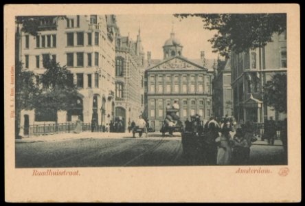 Raadhuisstraat vanaf kruising Singel gezien naar de Nieuwezijds Voorburgwal met de achterkant van Koninklijk Paleis photo