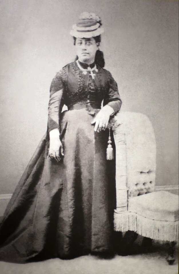 Queen Emma wearing choker of Niihau shells, photograph by Menzies Dickson, c. 1880