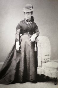 Queen Emma wearing choker of Niihau shells, photograph by Menzies Dickson, c. 1880