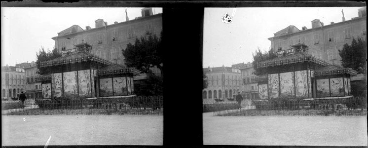 Quiosc pintat i edificis d'una plaça de Marsella
