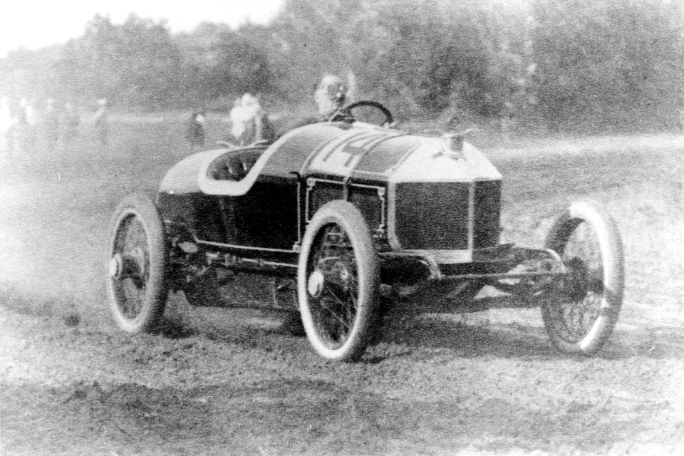 Racing automobile no. 14 on Benning race track, Washington, D.C., area on Labor Day LCCN90710641