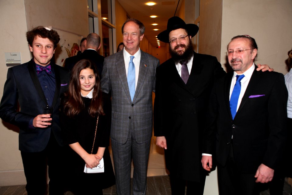 Rabbi Teichtal and Ambassador Emerson with members of the Jewish community in Berlin (15854252030)