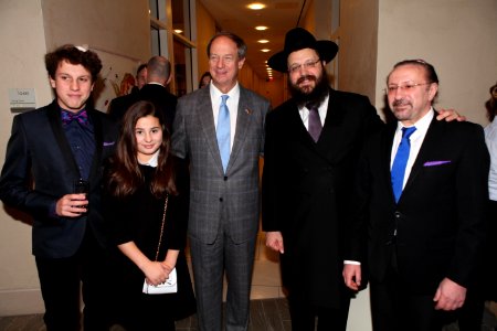 Rabbi Teichtal and Ambassador Emerson with members of the Jewish community in Berlin (15854252030)