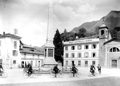 Radfahrer beim Obelisk in Bellinzona - CH-BAR - 3239570