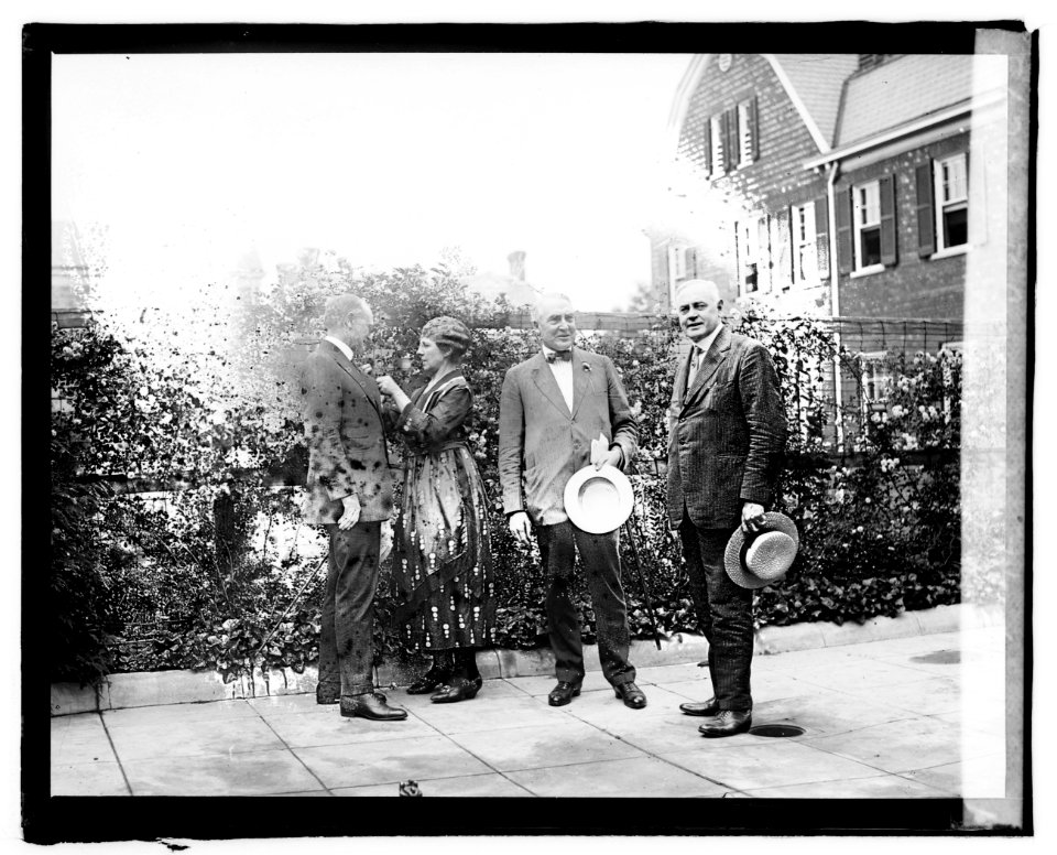 R.B. Creager, Mrs. Harding, Mr. Harding, F.E. Scobey LCCN2016828262