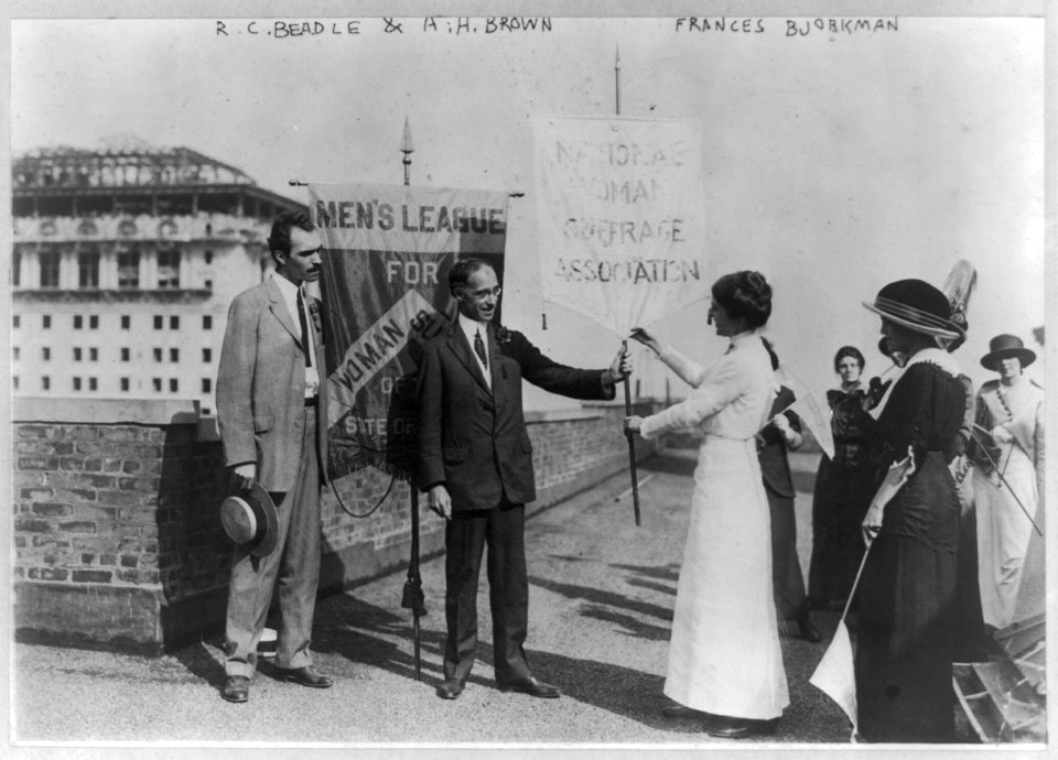 R.C. Beadle and A.H. Brown of Men's League for Woman Suffrage of N.Y. receiving National Woman Suffrage Assoc. banner from Frances Bjorkman in rooftop ceremony. NYC. ca. 1915 LCCN2001704197