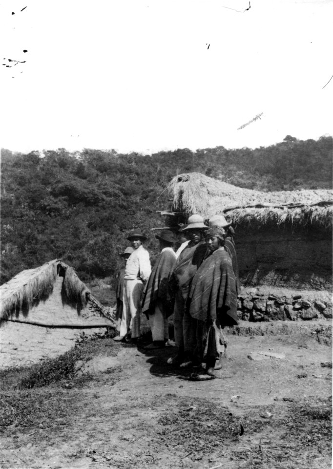 Quichua-indianer vid hydda. Moxos Province. Bolivia - SMVK - 002375