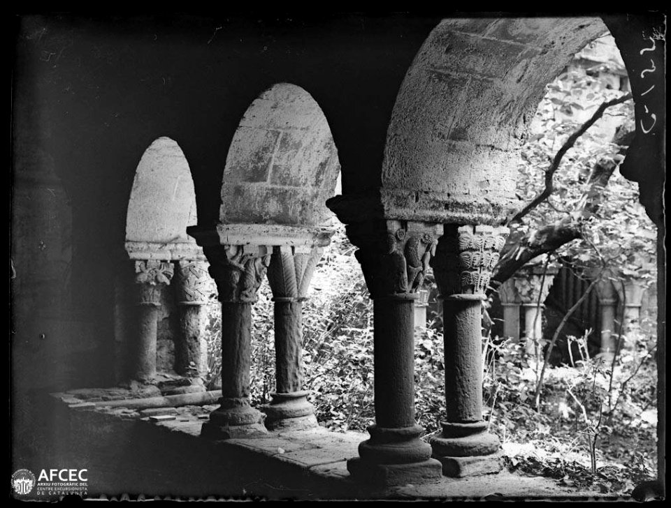 Racó del claustre del monestir de Sant Benet del Bages