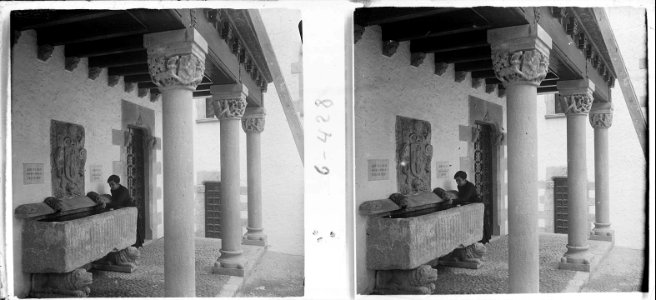 Quimeta sota un pòrtic a Sitges