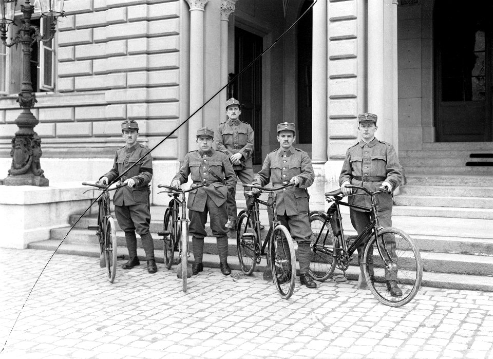 Radfahrer des Armeestabes mit ihren Velos vor dem Bundeshaus - CH-BAR - 3241538