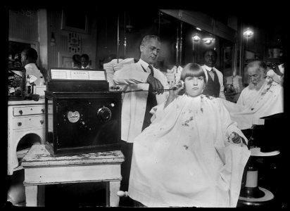 Radio in barbershop LCCN2016887098