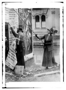 R-Mrs. Susan Fitsgerald and L-Miss Louise Hall LCCN2014686997