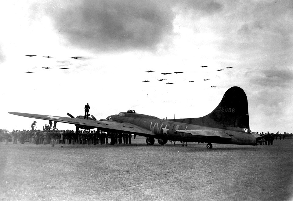 RAF Thurleigh - 306th Bombardment Group - MoH Ceremony Maynard Smith B-17 flyover